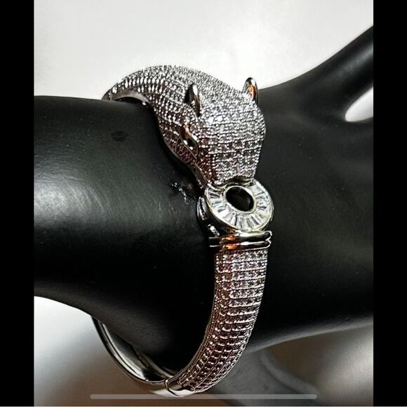 Elegant Silver Leopard Bangle - Picture 3 of 11